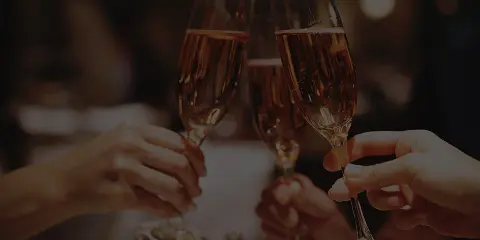写真:グラスで乾杯する様子